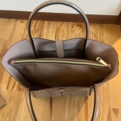 カシュカシュ ひねり金具トートバッグの画像