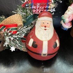 卓上クリスマスツリー、リース、サンタの起き上がり小法師の画像