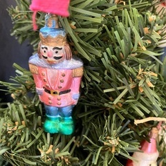 卓上クリスマスツリー、リース、サンタの起き上がり小法師の画像