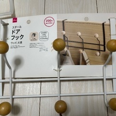 ドアフック、消臭ビーズ、長い靴べらなど5点の画像
