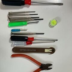 小さいドライバー　ニッパー　工具の画像
