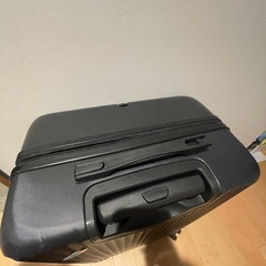 ハンドル壊れてるMサイズスーツケース　旅行　キャリーケース　黒　ブラックの画像