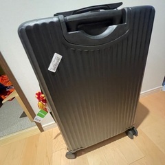 ハンドル壊れてるMサイズスーツケース　旅行　キャリーケース　黒　ブラックの画像