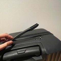 ハンドル壊れてるMサイズスーツケース　旅行　キャリーケース　黒　ブラックの画像