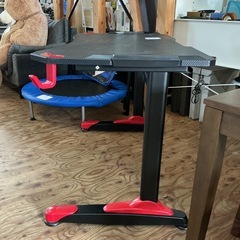 ゲーミングデスク🎮ニトリ幅約120.3cm奥行き約65.3cm高さ約75.4cm傷あり💦赤黒の画像