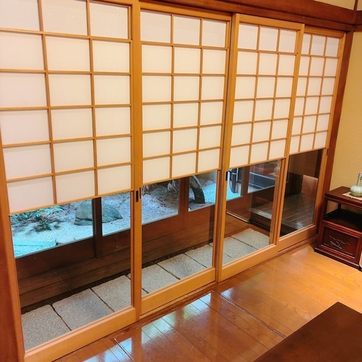 雪見障子　中庭前ガラス付き障子