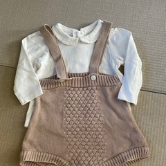 ニットロンパースとコットンシャツとショートパンツのセットの画像
