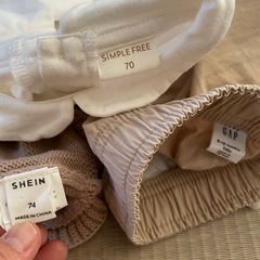 ニットロンパースとコットンシャツとショートパンツのセットの画像