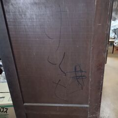 レトロなガラス棚の画像