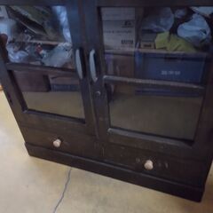 レトロなガラス棚の画像