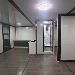 大開口採光付き、キッチンとセパレートタイプのバスルームを備えた移動式屋外住宅。プレハブユニットハウス、セルフコンテナ、メーカー直送。スーパー・オフィス倉庫・建設作業員寮・仮設住宅として利用可能。現地組立ユニットハウス、簡易ハウス、美容院、店舗にも最適。納期相談可、低コスト、耐火・断熱・防音・耐震仕様。連結可能・増築対応。物置・事務所・別宅・従業員宿舎に最適。日本語説明書付き。グレー（グリーン）【兵庫から全国発送】新品未使用のユニットハウス、プレハブ、海上コンテナ、ログハウス、仮設住宅、事務所、倉庫、屋外用の画像