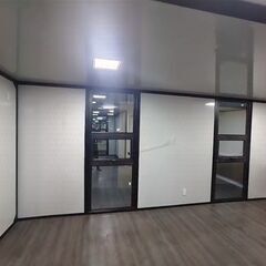 大開口採光付き、キッチンとセパレートタイプのバスルームを備えた移動式屋外住宅。プレハブユニットハウス、セルフコンテナ、メーカー直送。スーパー・オフィス倉庫・建設作業員寮・仮設住宅として利用可能。現地組立ユニットハウス、簡易ハウス、美容院、店舗にも最適。納期相談可、低コスト、耐火・断熱・防音・耐震仕様。連結可能・増築対応。物置・事務所・別宅・従業員宿舎に最適。日本語説明書付き。グレー（グリーン）【兵庫から全国発送】新品未使用のユニットハウス、プレハブ、海上コンテナ、ログハウス、仮設住宅、事務所、倉庫、屋外用の画像