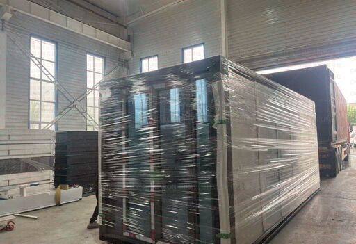 大開口採光付き、キッチンとセパレートタイプのバスルームを備えた移動式屋外住宅。プレハブユニットハウス、セルフコンテナ、メーカー直送。スーパー・オフィス倉庫・建設作業員寮・仮設住宅として利用可能。現地組立ユニットハウス、簡易ハウス、美容院、店舗にも最適。納期相談可、低コスト、耐火・断熱・防音・耐震仕様。連結可能・増築対応。物置・事務所・別宅・従業員宿舎に最適。日本語説明書付き。グレー（グリーン）【兵庫から全国発送】新品未使用のユニットハウス、プレハブ、海上コンテナ、ログハウス、仮設住宅、事務所、倉庫、屋外用