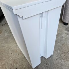 リサイクルショップどりーむ天保山店　No.4332　ペダル式ダストボックス　ゴミ箱　45L専用　ホワイト　ローラー付きの画像