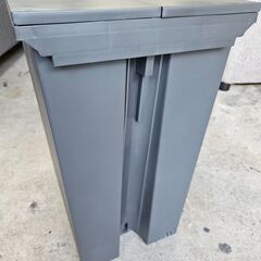 リサイクルショップどりーむ天保山店　No.4333　ペダル式ダストボックス　ゴミ箱　45L専用　ダークグレー　ローラー付きの画像