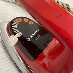 【SANYO】 サンヨー アイロン A-M30 レッド 動作確認済み コンパクト 昭和レトロ 自動ミニアイロン レトロ A0529の画像
