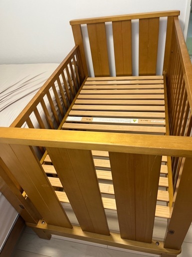 【マットレスセット可/1万円】オーストラリア Booriの木製ベビーベッド SGマーク付（片側スライド柵/車で引取り必須）