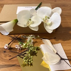 造花の髪飾り(胡蝶蘭、カラー、野バラ、金箔)の画像