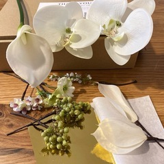 造花の髪飾り(胡蝶蘭、カラー、野バラ、金箔)の画像
