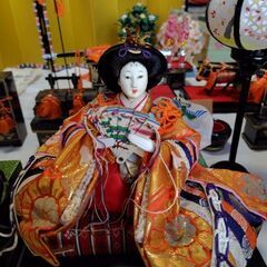 雛人形7段飾り年代ものですが状態は良いです。御内裏様だけお顔に少し染み有り。の画像