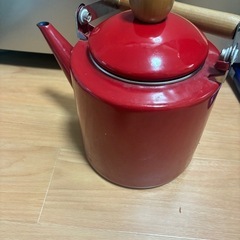 赤のやかんやかんの画像