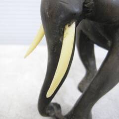 木彫り　象　黒檀　コクタン　置物　手彫り　縁起物　幸運　オブジェ　お守り　アンティーク　彫刻　かわいい　古美術　民芸品　飾り物の画像
