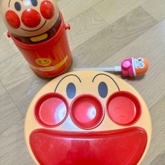 アンパンマンの食器や水筒　女の子の机に張り付くお皿などの画像
