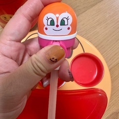 アンパンマンの食器や水筒　女の子の机に張り付くお皿などの画像