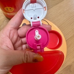 アンパンマンの食器や水筒　女の子の机に張り付くお皿などの画像