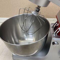 KALELAISU スタンドミキサー 5.5L大容量 99分タイマー機能 三種類アタッチメント付き 速度調節 (J1503anwYM)の画像