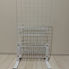 【無料】ワイヤーネットラック（棚・バスケット付き）の画像