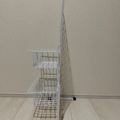 【無料】ワイヤーネットラック（棚・バスケット付き）の画像