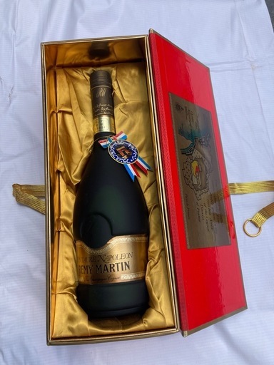 REMY MARTIN CENTAURE NAPOLEON ギフトボックス入り コニャック地方産の高級ブランデー、ギフトボックス入り。