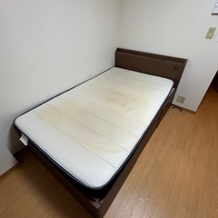 ベットフレーム、マットレスの画像
