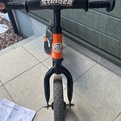 ストライダー　子供　オレンジ　
自転車の画像