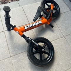 ストライダー　子供　オレンジ　
自転車の画像