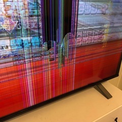 壊れてるテレビの画像