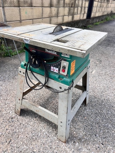 引き取り限定】中古品 makita マキタ製 100V 255mm マルノコ盤 2703【 群馬県伊勢崎市】