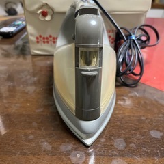 スチーム機能付きのToshiba製アイロン、HIS-68Fモデルの画像