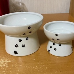 【無料】猫用ごはん皿・おやつ皿セットの画像
