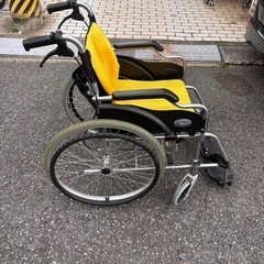 折りたたみ車椅子の画像