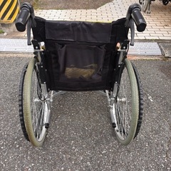 折りたたみ車椅子の画像