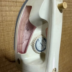 アイロンとアイロン台の画像