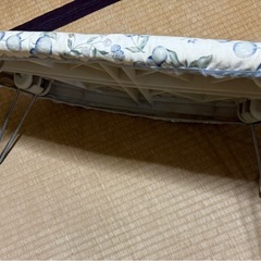 アイロンとアイロン台の画像