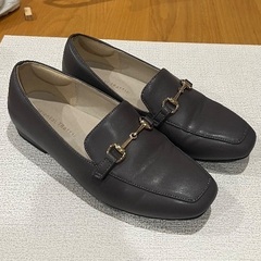 【跳べるパンプス】スクエアトゥビットモチーフローファーの画像
