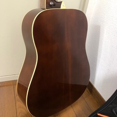 ギターとギターケースの画像