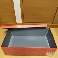 ブリキ衣装ケース　赤の画像