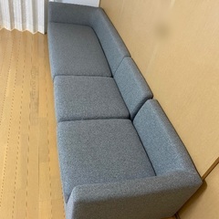 4人掛けソファー　グレーの画像