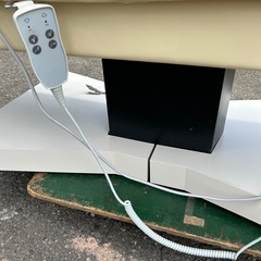 電動エステベッド　電動マッサージベッド　施術　リモコン付き　エステ　お店　店舗の画像