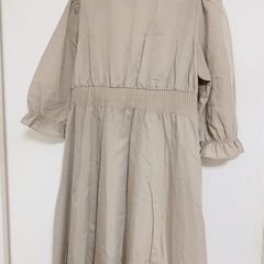 【まとめ買い歓迎】ベージュ　ワンピースの画像